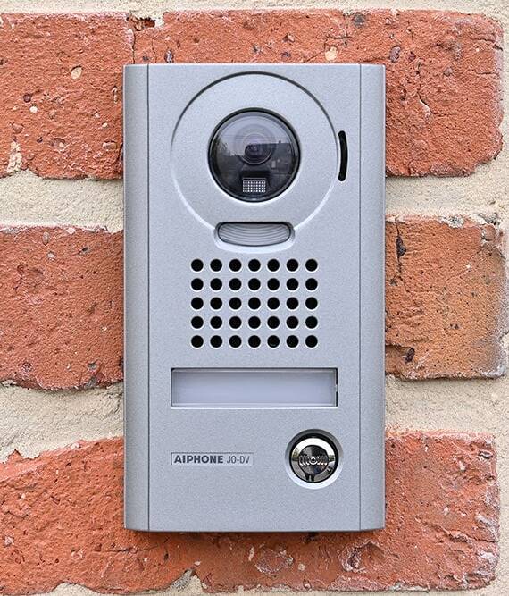 PARLOPHONIE – VIDÉOPHONIE Avec vidéo ou juste avec micro , connecté à votre smartphone ou classique , votre parlophone vous offre de nombreuses possibilités pour vous simplifier la vie ou sécuriser votre porte d’entrée.