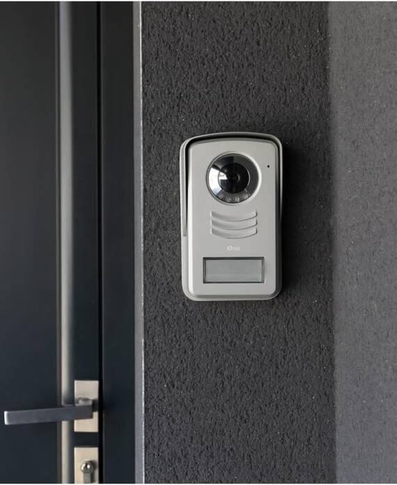 Visiophone 2 fils 7 Open Call – Otio Ce portier vidéo complet qui permet l’ouverture du portail et d’une gâche électrique est composé d’un moniteur au design moderne et à la finition aluminium et d’une platine de rue dotée d’une caméra grand angle avec vision nocturne.Il vous assure un total contrôle des accès de votre domicile. Très simple d’utilisation.