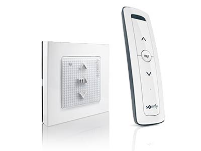 Télécommande groupée pour volets roulants solaires La télécommande de groupe permet de grouper les équipements et fermetures Somfy et de piloter jusqu'à 5 groupes de volets roulants (ex : rez-de-chaussée, étage, chambre des enfants, ...).
