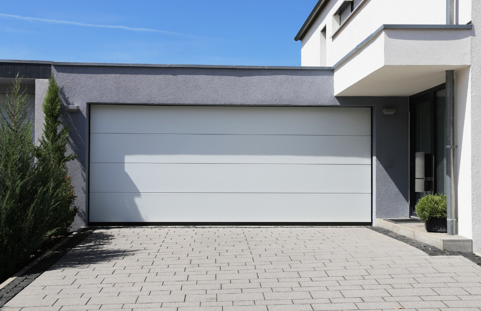 Porte de garage sectionnelle moderne installée sur une maison