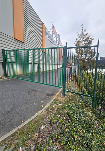 Installation Le Portail Battant Industriel - Xpert Portail