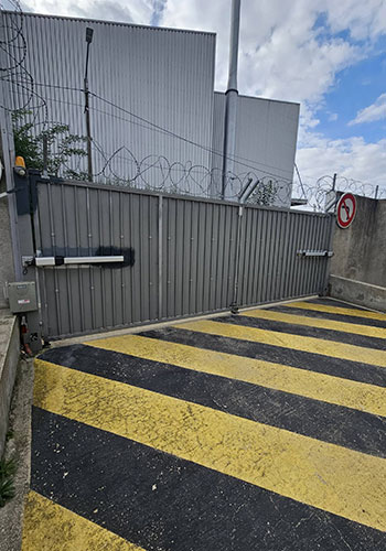 Installation Le Portail Battant Industriel - Xpert Portail