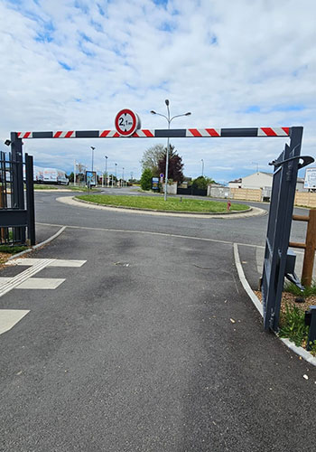 Installation Le Portail Battant Industriel - Xpert Portail
