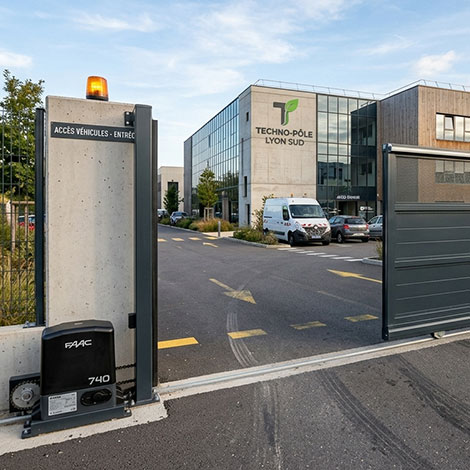 Installation de portail industriel automatique confort, sécurité et modernité - Xpert Portail