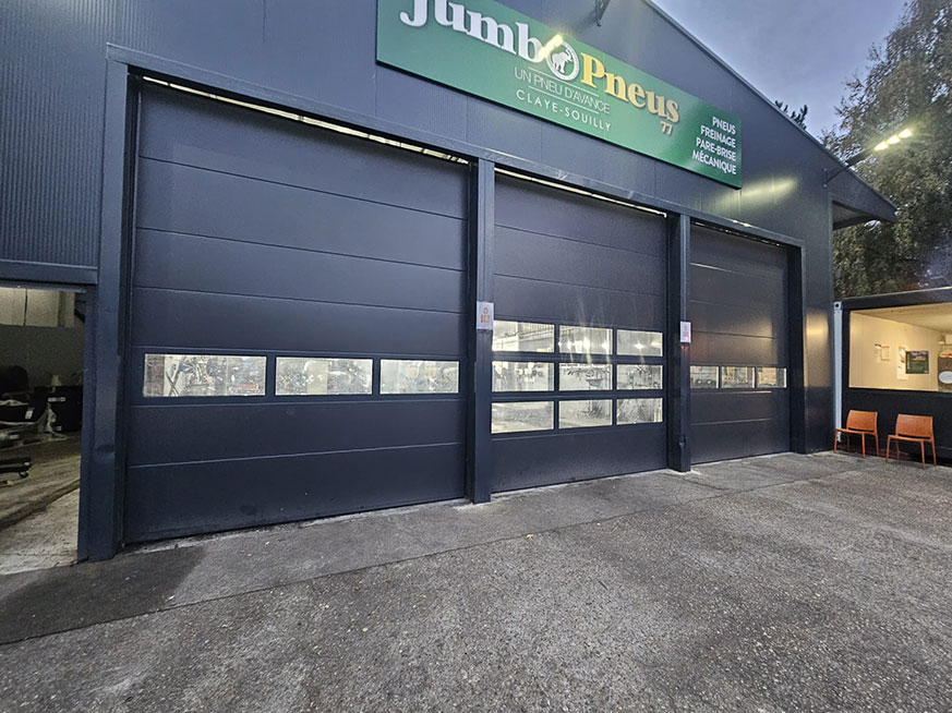 Installation porte de garage électrique pour les professionnels magasins entrepôts - Xpert Portail