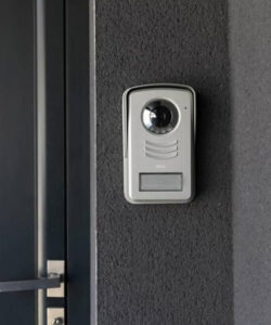 Visiophone 2 fils 7 Open Call – Otio Ce portier vidéo complet qui permet l’ouverture du portail et d’une gâche électrique est composé d’un moniteur au design moderne et à la finition aluminium et d’une platine de rue dotée d’une caméra grand angle avec vision