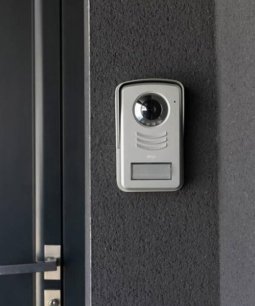 Visiophone 2 fils 7 Open Call – Otio Ce portier vidéo complet qui permet l’ouverture du portail et d’une gâche électrique est composé d’un moniteur au design moderne et à la finition aluminium et d’une platine de rue dotée d’une caméra grand angle avec vision