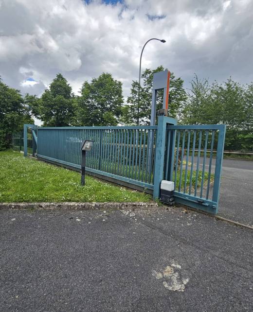 Installation Le portail coulissant  Xpert Portail